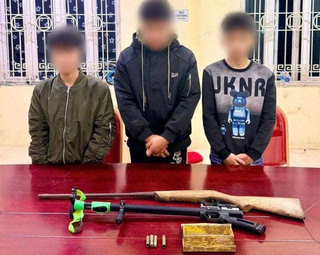 Livestream khoe súng đạn tự chế trên TikTok, nam sinh lớp 11 bị công an mời làm việc- Ảnh 1.