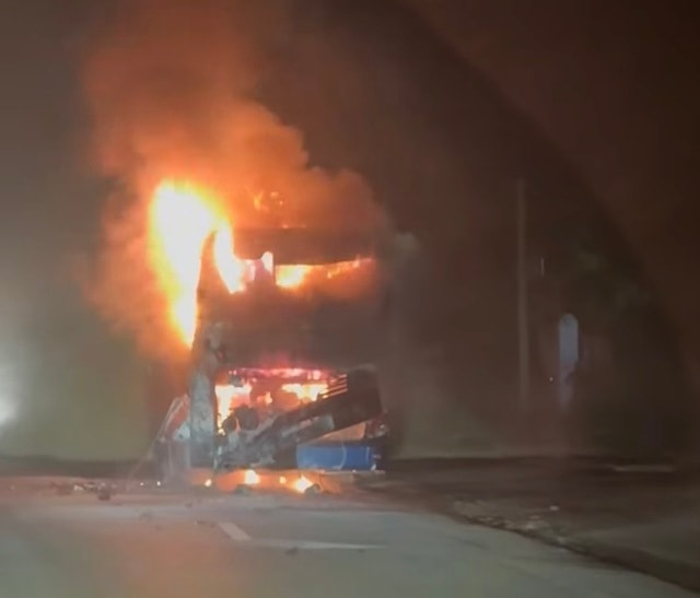 Xe khách bất ngờ bốc cháy khi đang lưu thông- Ảnh 1.