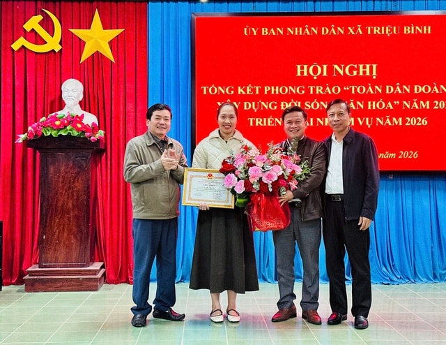 Khen thưởng nữ điều dưỡng kịp thời giành lại sự sống cho bé trai đuối nước - Ảnh 1.