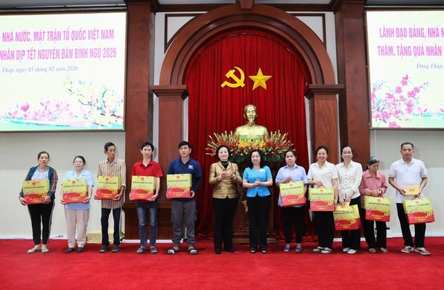 Phó Thủ tướng Phạm Thị Thanh Trà thăm, tặng quà Tết gia đình chính sách, công nhân khó khăn tại Đồng Tháp- Ảnh 3. Phó Thủ tướng Phạm Thị Thanh Trà thăm, tặng quà Tết gia đình chính sách, công nhân khó khăn tại Đồng Tháp- Ảnh 3.