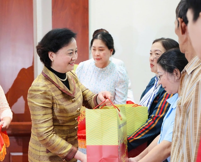 Phó Thủ tướng Phạm Thị Thanh Trà thăm, tặng quà Tết gia đình chính sách, công nhân khó khăn tại Đồng Tháp- Ảnh 2. Phó Thủ tướng Phạm Thị Thanh Trà thăm, tặng quà Tết gia đình chính sách, công nhân khó khăn tại Đồng Tháp- Ảnh 2.
