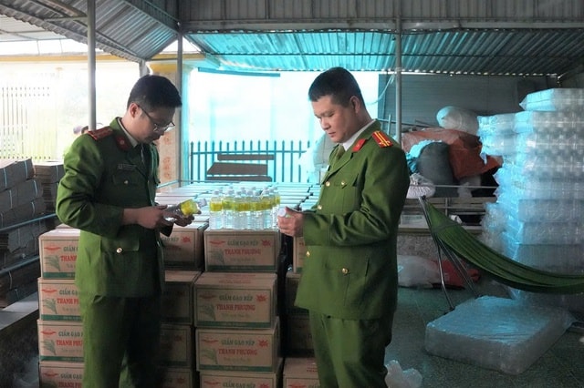 Triệt phá cơ sở sản xuất hơn 60.000 lít giấm giả- Ảnh 2.