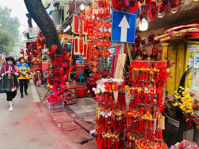 Hà Nội: Không khí Tết đã rộn ràng trên nhiều tuyến phố - Ảnh 5.