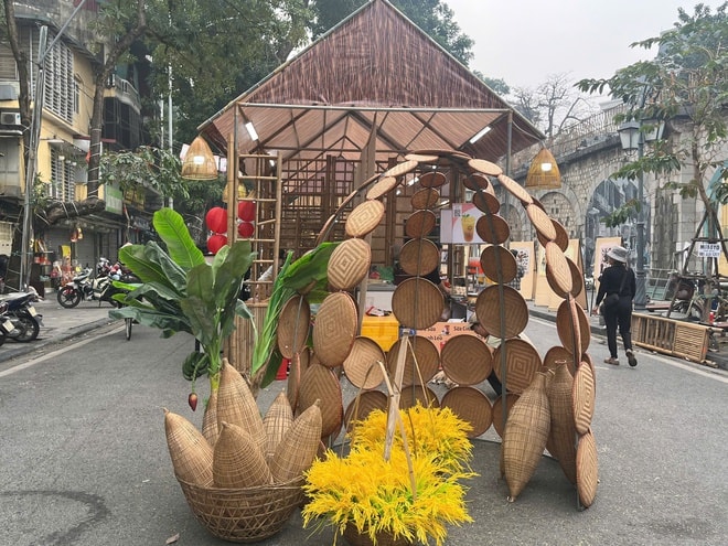 Hà Nội: Không khí Tết đã rộn ràng trên nhiều tuyến phố - Ảnh 12.