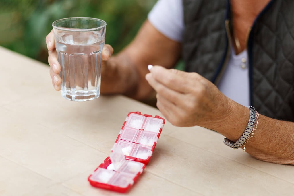 Trước, trong hay sau bữa ăn: Nên uống thuốc kháng sinh vào thời điểm nào là tốt nhất?- Ảnh 1.