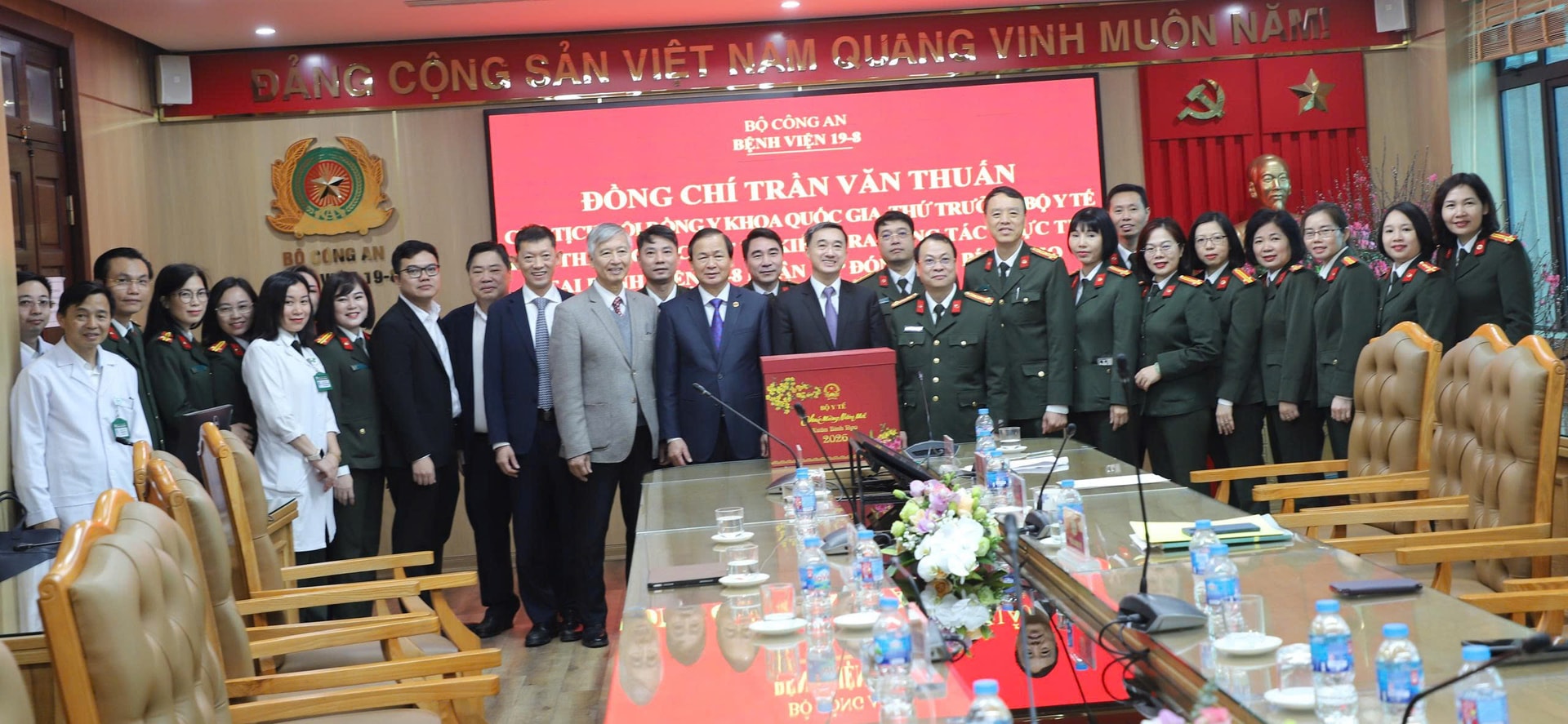 Thứ trưởng Bộ Y tế Trần Văn Thuấn thăm, kiểm tra công tác trực Tết tại Bệnh viện 19-8- Ảnh 4.