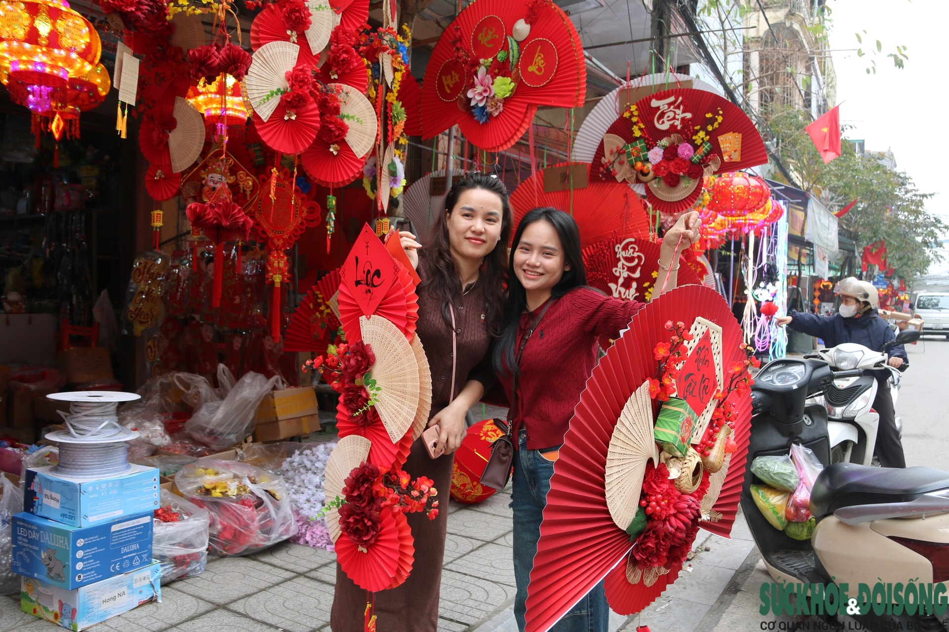 Vào mùa kinh doanh Tết, phố phụ kiện trang trí rực rỡ sắc màu- Ảnh 1. Vào mùa kinh doanh Tết, phố phụ kiện trang trí rực rỡ sắc màu- Ảnh 1.