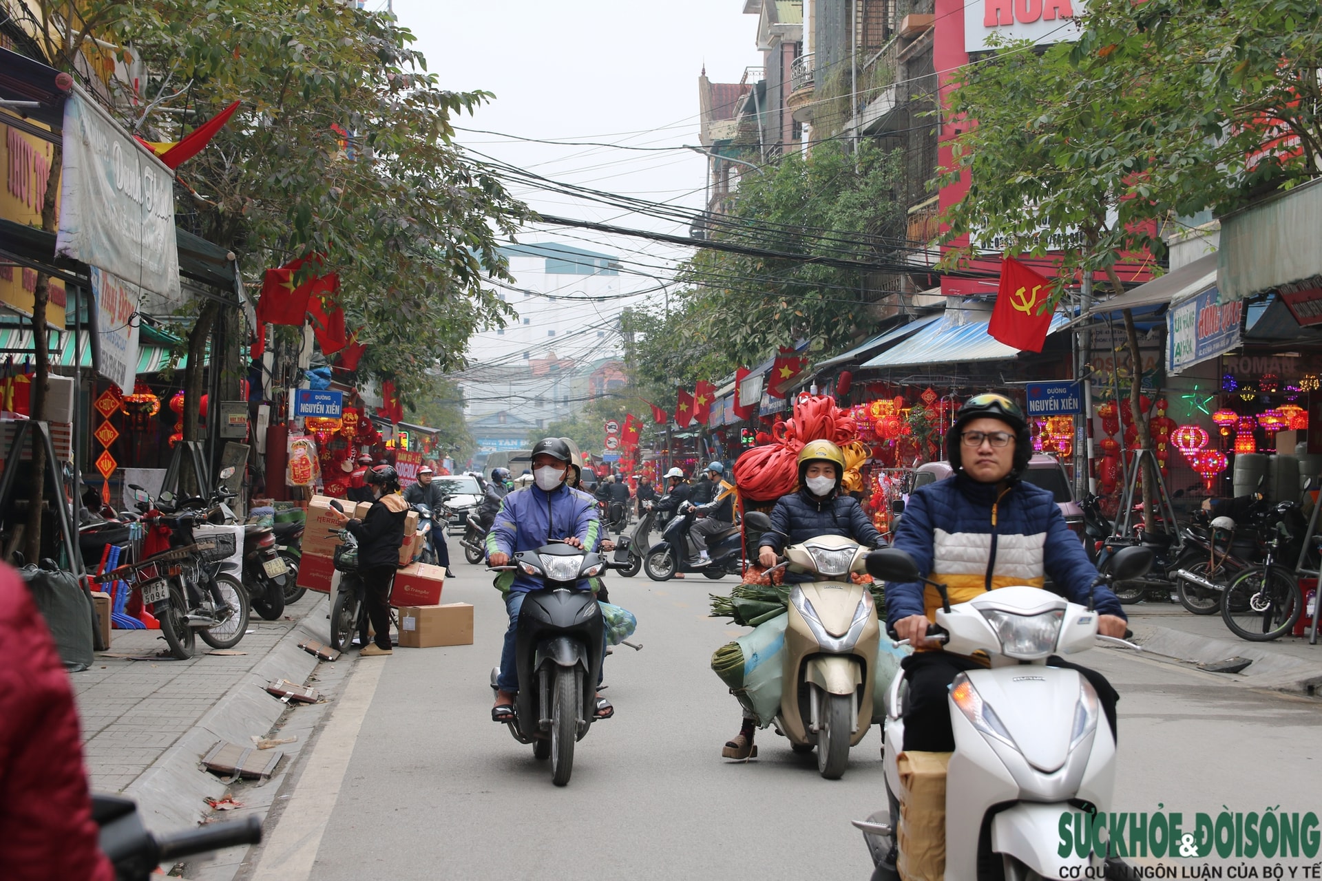Vào mùa kinh doanh Tết, phố phụ kiện trang trí rực rỡ sắc màu- Ảnh 2. Vào mùa kinh doanh Tết, phố phụ kiện trang trí rực rỡ sắc màu- Ảnh 2.