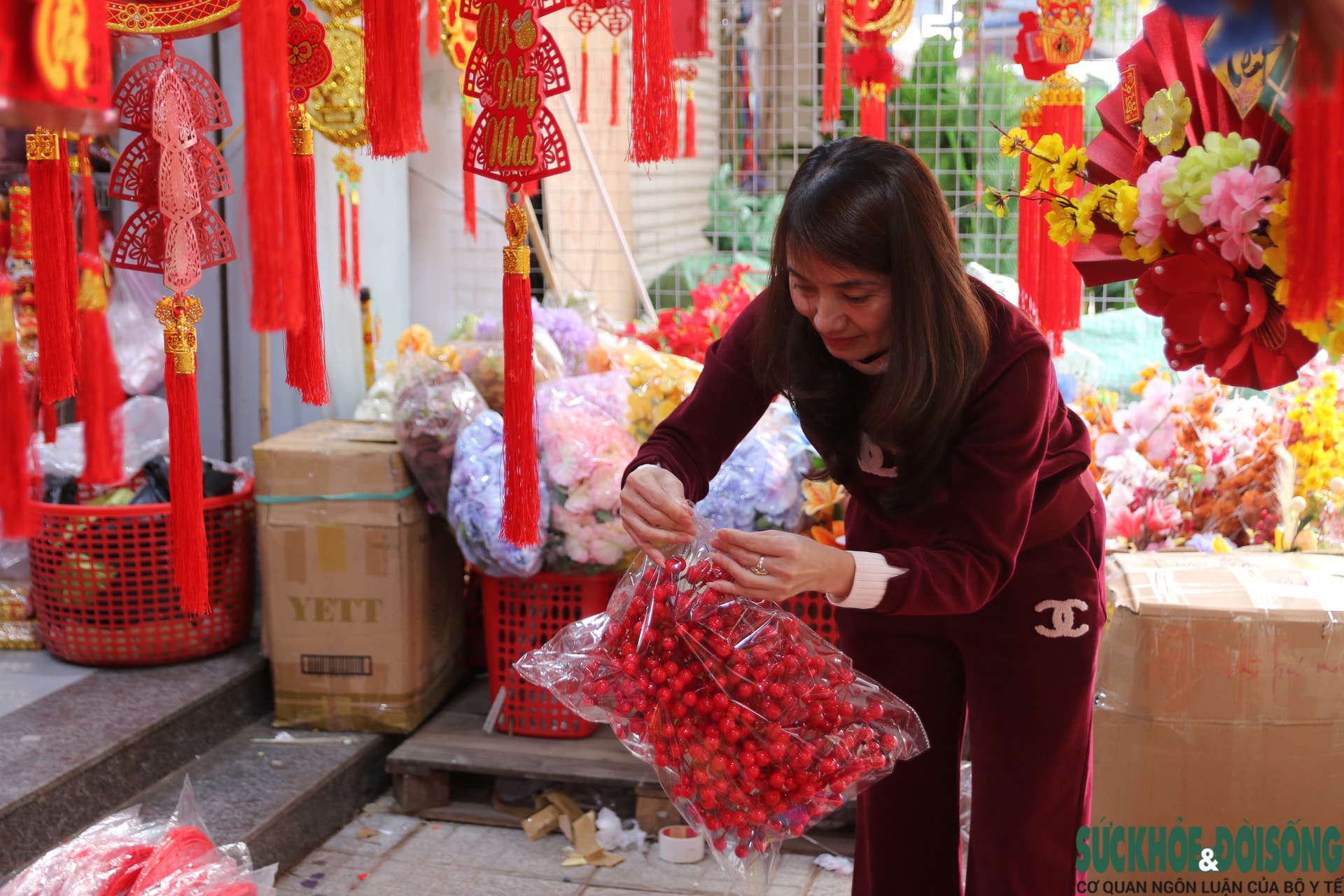 Vào mùa kinh doanh Tết, phố phụ kiện trang trí rực rỡ sắc màu- Ảnh 7. Vào mùa kinh doanh Tết, phố phụ kiện trang trí rực rỡ sắc màu- Ảnh 7.