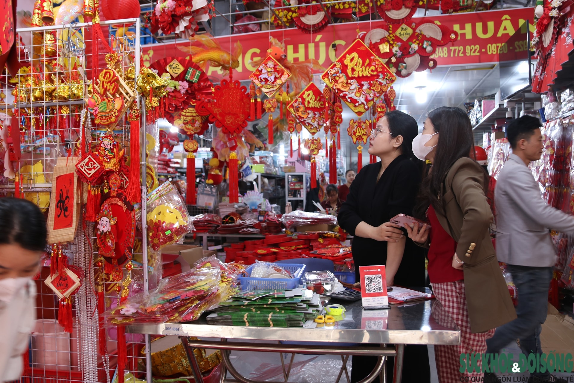Vào mùa kinh doanh Tết, phố phụ kiện trang trí rực rỡ sắc màu- Ảnh 9. Vào mùa kinh doanh Tết, phố phụ kiện trang trí rực rỡ sắc màu- Ảnh 9.