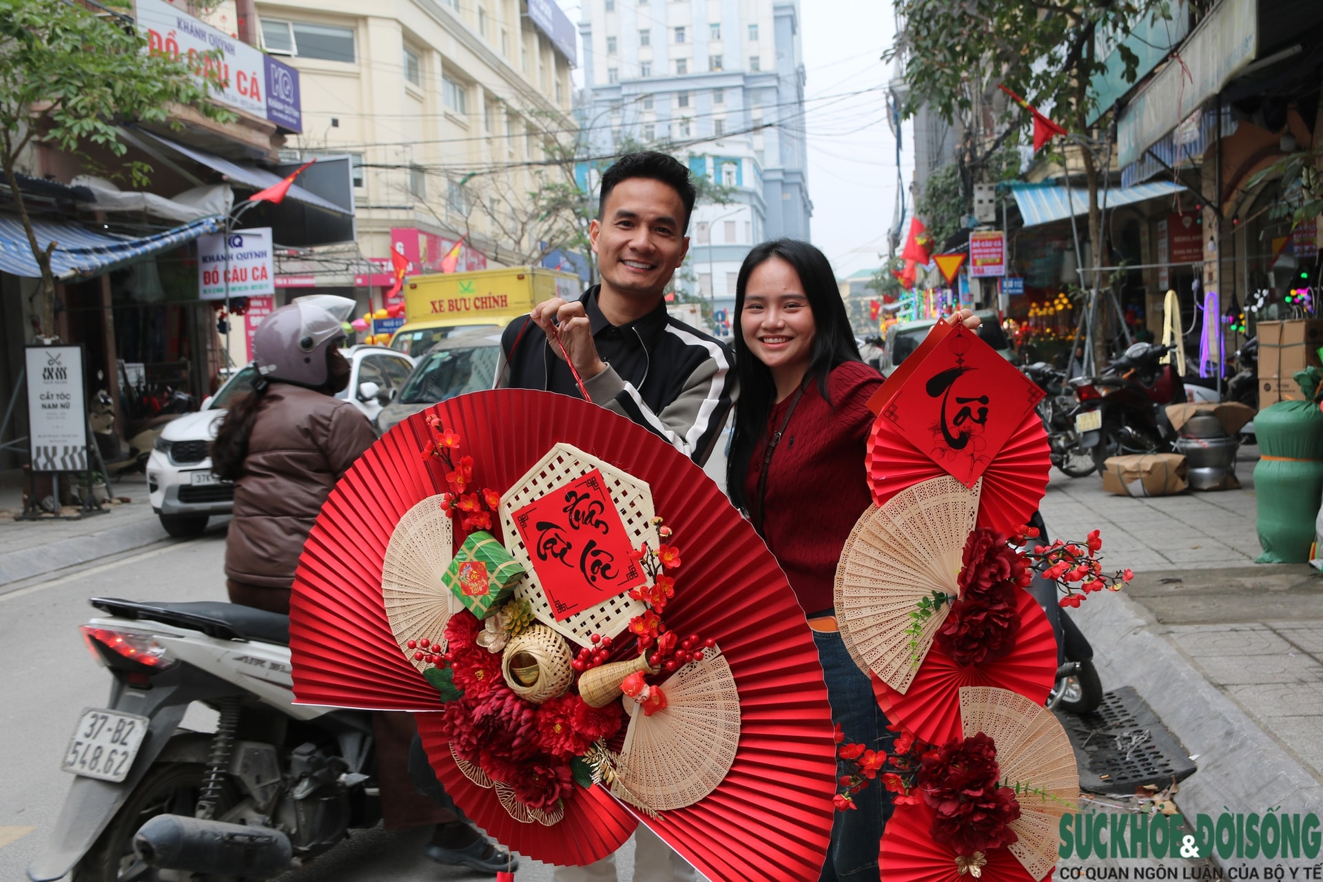 Vào mùa kinh doanh Tết, phố phụ kiện trang trí rực rỡ sắc màu- Ảnh 10. Vào mùa kinh doanh Tết, phố phụ kiện trang trí rực rỡ sắc màu- Ảnh 10.