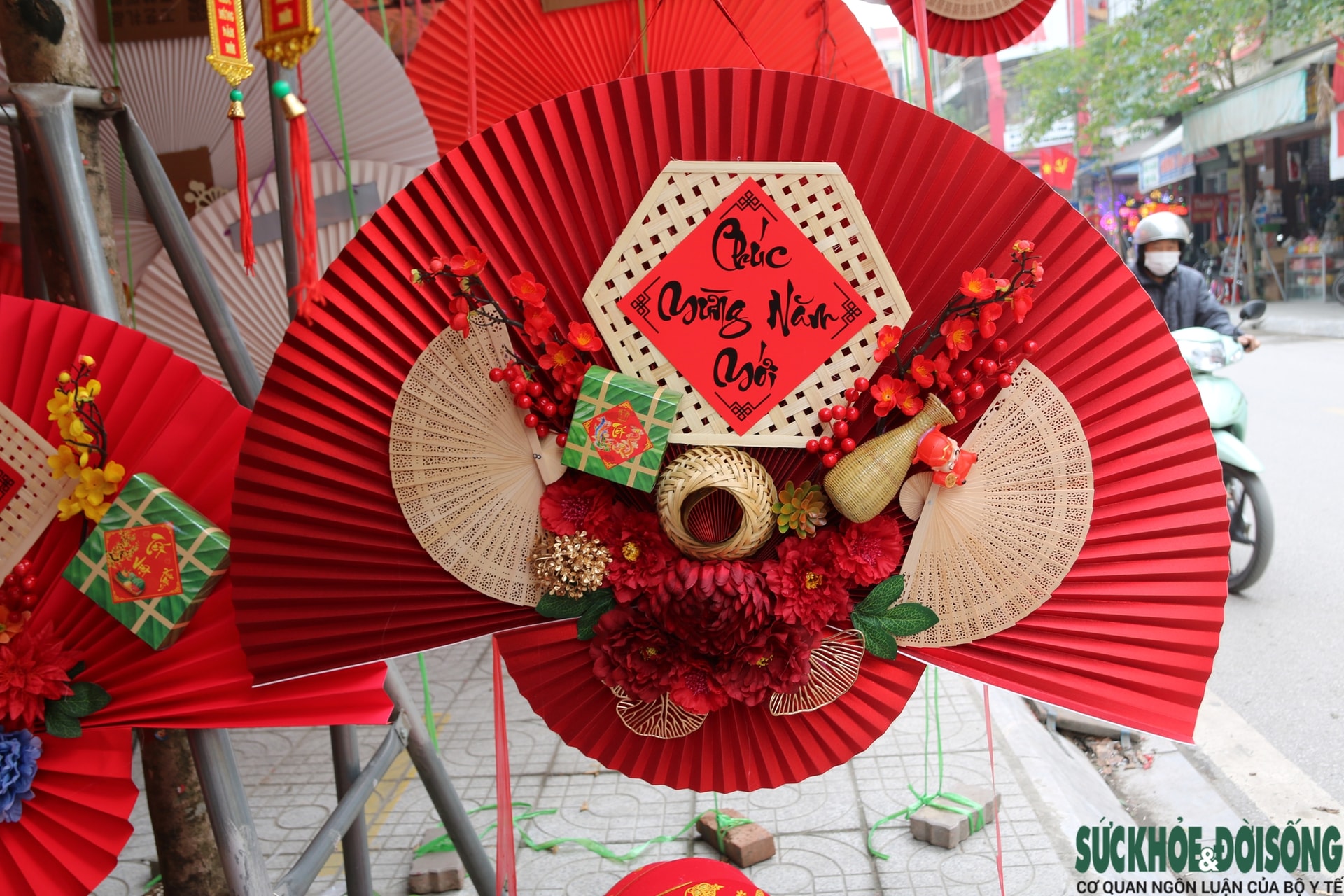 Vào mùa kinh doanh Tết, phố phụ kiện trang trí rực rỡ sắc màu- Ảnh 14. Vào mùa kinh doanh Tết, phố phụ kiện trang trí rực rỡ sắc màu- Ảnh 14.