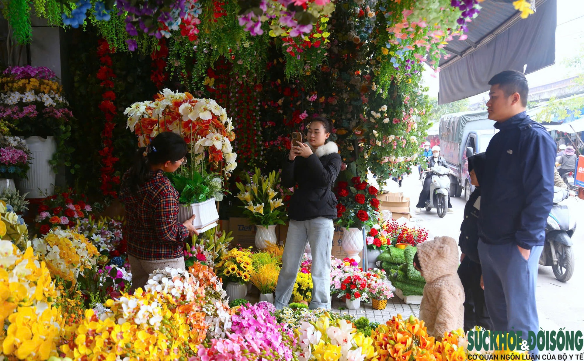 Vào mùa kinh doanh Tết, phố phụ kiện trang trí rực rỡ sắc màu- Ảnh 15. Vào mùa kinh doanh Tết, phố phụ kiện trang trí rực rỡ sắc màu- Ảnh 15.