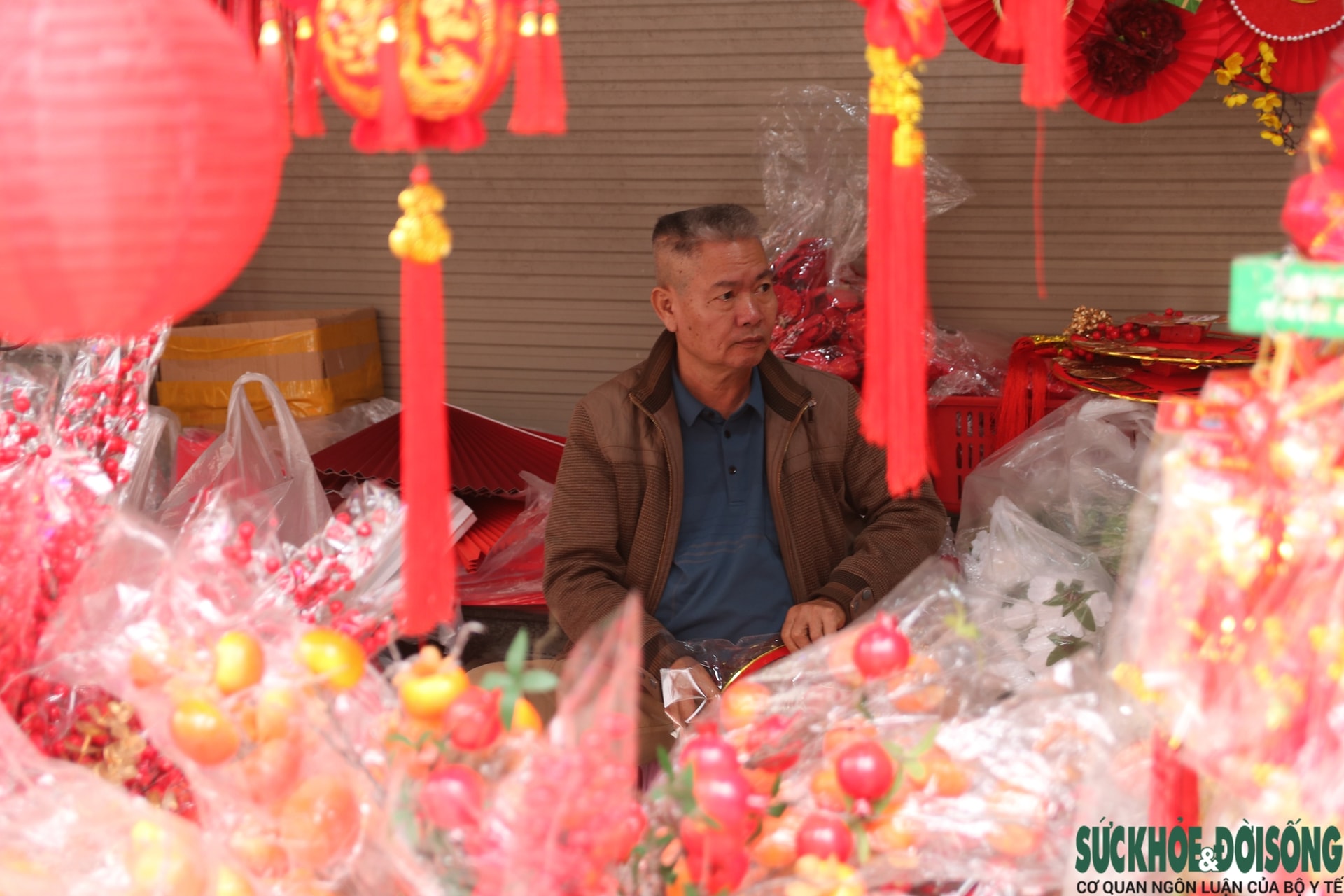 Vào mùa kinh doanh Tết, phố phụ kiện trang trí rực rỡ sắc màu- Ảnh 19. Vào mùa kinh doanh Tết, phố phụ kiện trang trí rực rỡ sắc màu- Ảnh 19.