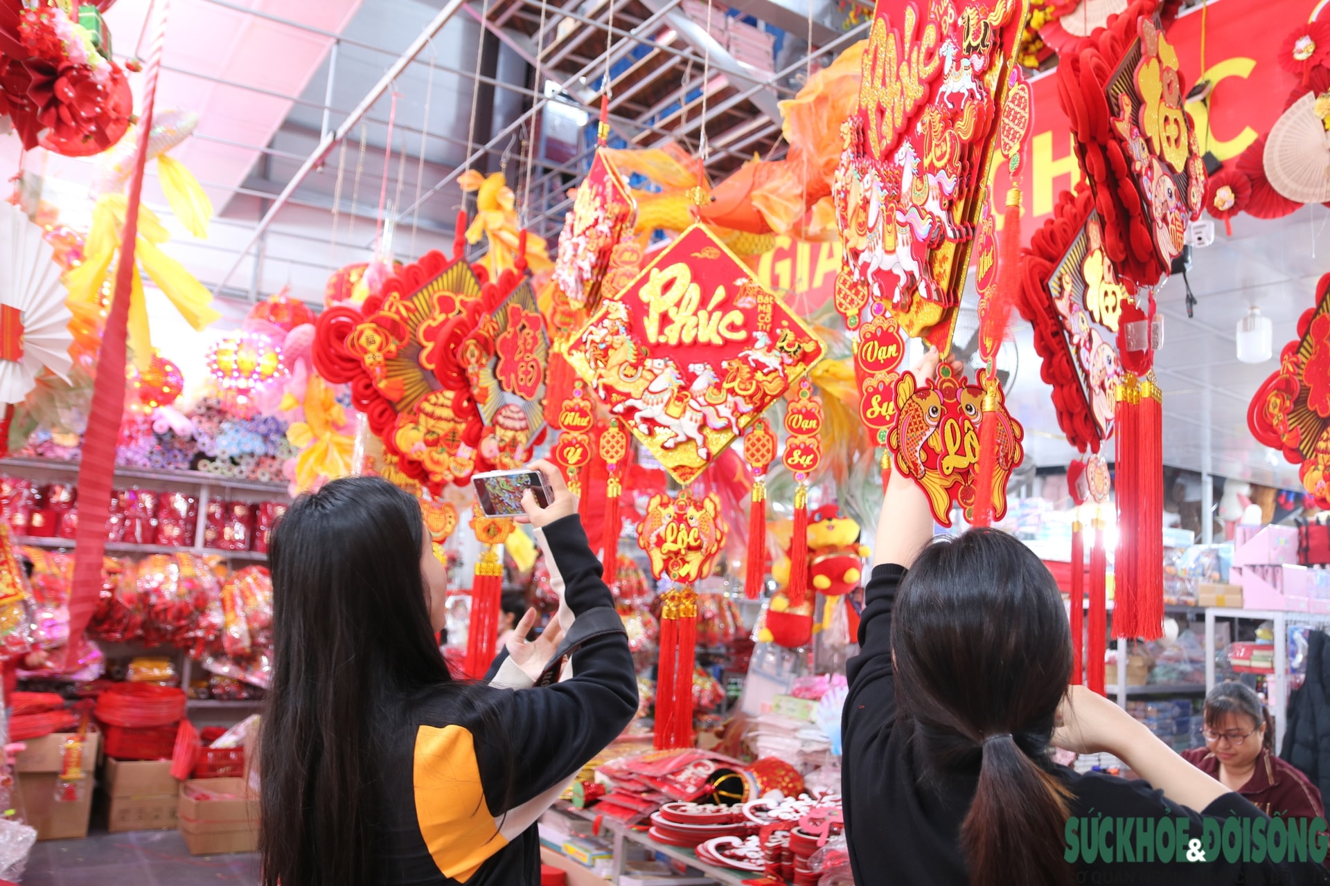 Vào mùa kinh doanh Tết, phố phụ kiện trang trí rực rỡ sắc màu- Ảnh 20. Vào mùa kinh doanh Tết, phố phụ kiện trang trí rực rỡ sắc màu- Ảnh 20.