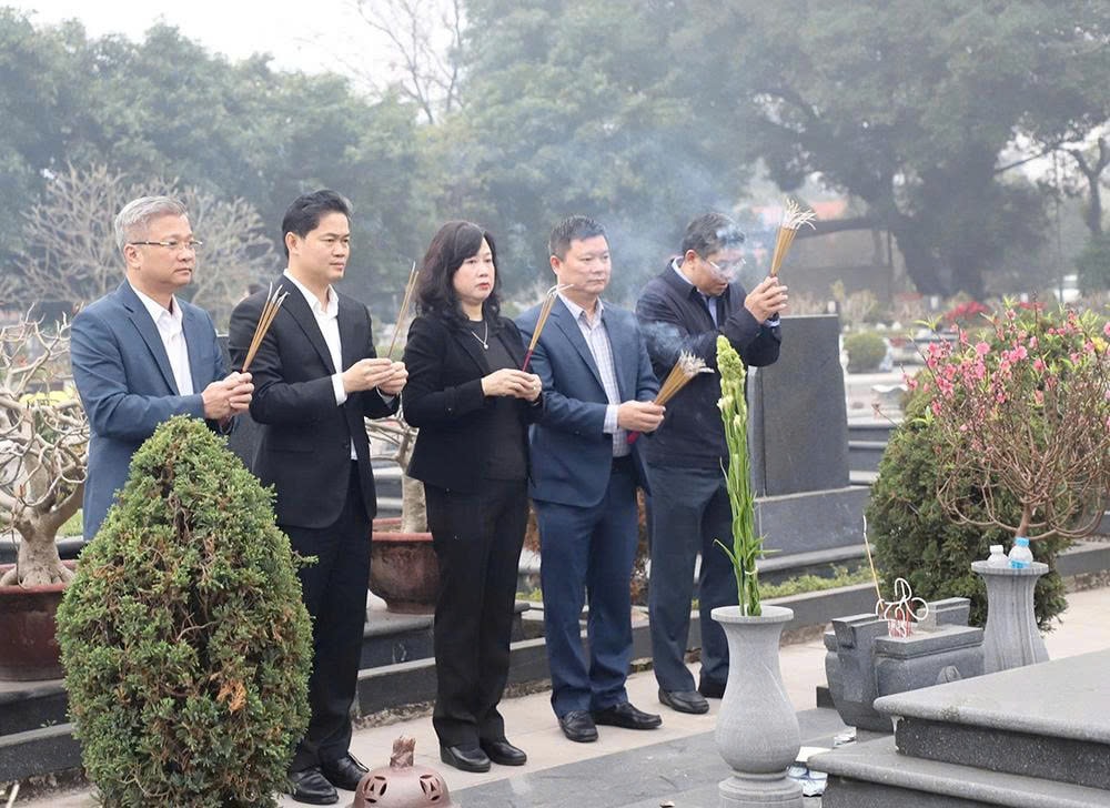 Bộ trưởng Đào Hồng Lan cùng đoàn cán bộ Bộ Y tế dâng hương tại Nghĩa trang Mai Dịch, Hà Nội- Ảnh 3.