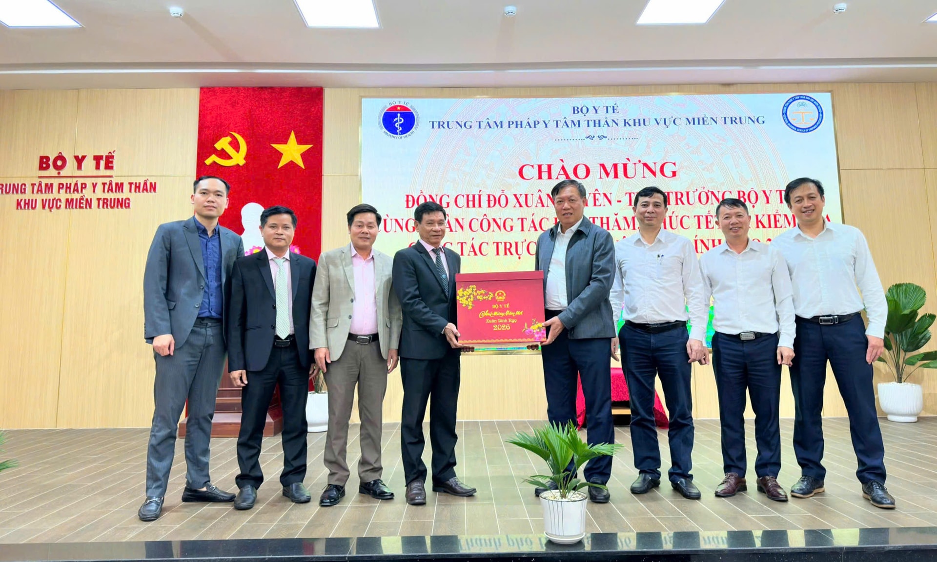 Thứ trưởng Bộ Y tế Đỗ Xuân Tuyên kiểm tra công tác bảo đảm y tế dịp Tết Nguyên đán tại Huế- Ảnh 4.