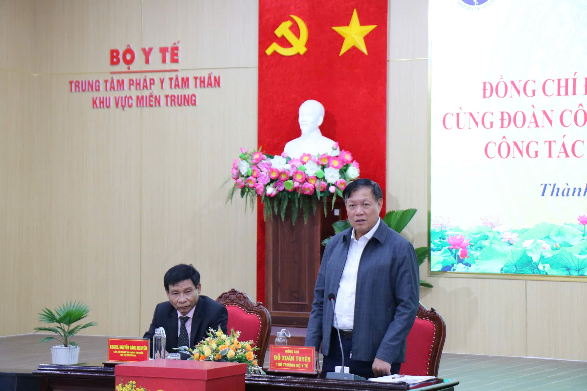 Thứ trưởng Bộ Y tế Đỗ Xuân Tuyên kiểm tra công tác bảo đảm y tế dịp Tết Nguyên đán tại Huế- Ảnh 3.