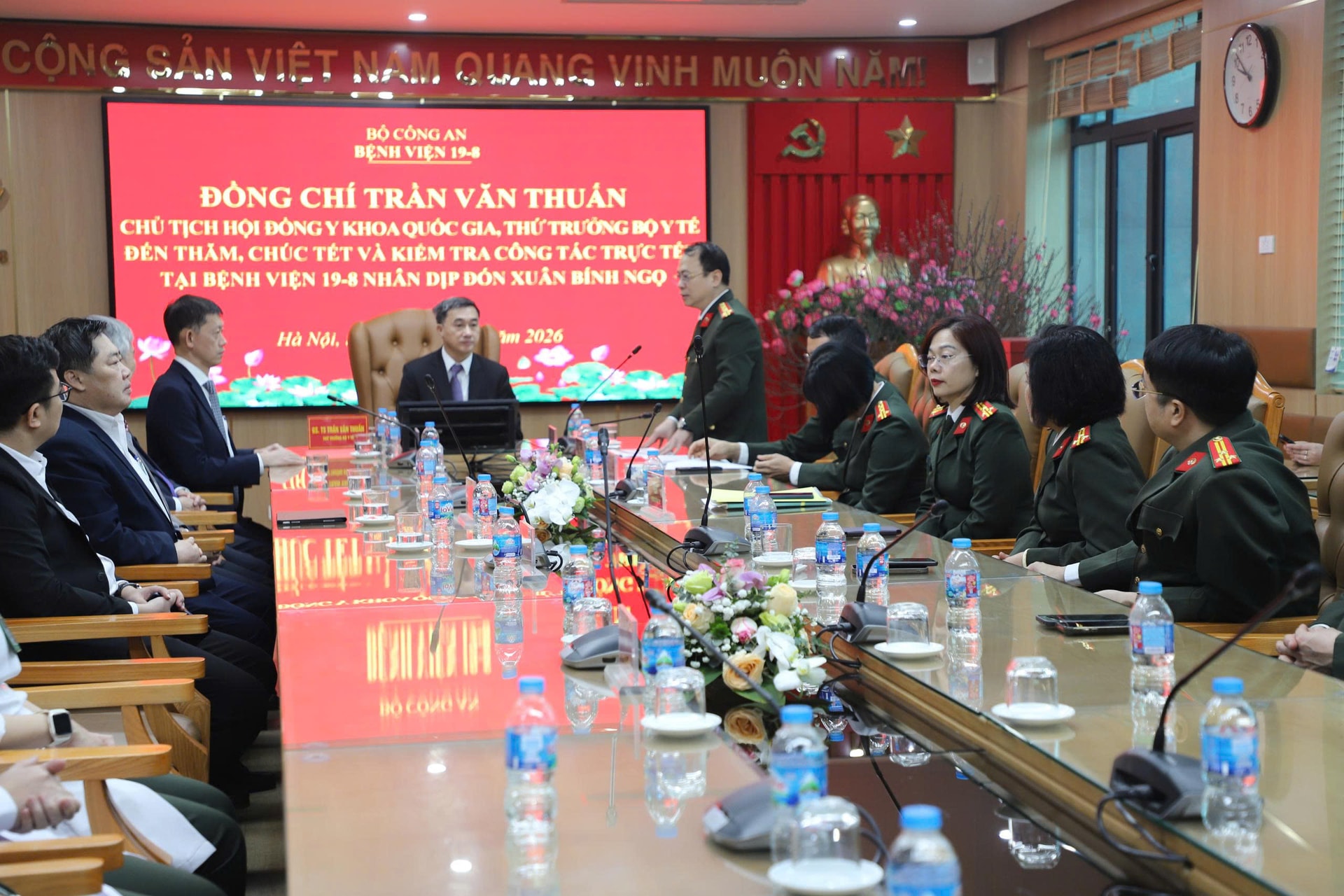 Thứ trưởng Bộ Y tế Trần Văn Thuấn thăm, kiểm tra công tác trực Tết tại Bệnh viện 19-8- Ảnh 3.