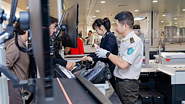 Siết chặt an ninh sân bay dịp Tết: Tăng kiểm tra ngẫu nhiên, giám sát cả khu vực vệ sinh, thùng rác- Ảnh 2.