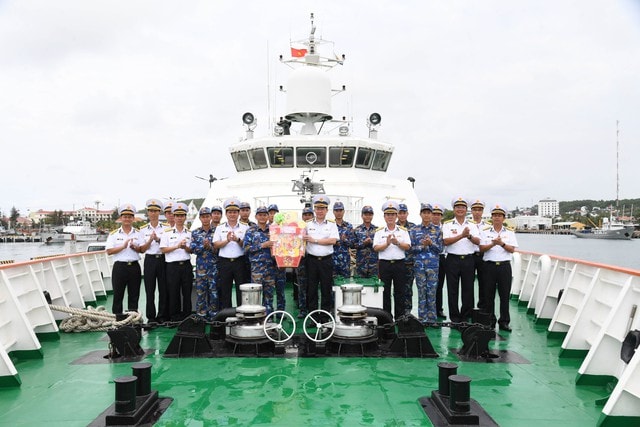 Bộ Tư lệnh Vùng 5 Hải quân chúc Tết cán bộ, chiến sĩ Tàu 924- Ảnh 1. Bộ Tư lệnh Vùng 5 Hải quân chúc Tết cán bộ, chiến sĩ Tàu 924- Ảnh 1.