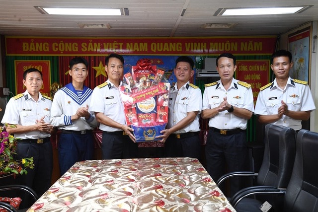 Bộ Tư lệnh Vùng 5 Hải quân chúc Tết cán bộ, chiến sĩ Tàu 924- Ảnh 2. Bộ Tư lệnh Vùng 5 Hải quân chúc Tết cán bộ, chiến sĩ Tàu 924- Ảnh 2.