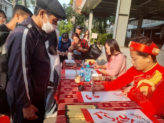 Chăm lo Tết trong bệnh viện hạng đặc biệt: Khi nhân viên y tế làm ‘người giữ Xuân’ cho bệnh nhân- Ảnh 5.