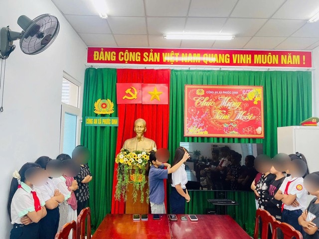 Nữ sinh xô xát do mâu thuẫn trên mạng xã hội, công an tổ chức 'chải tóc' làm hòa- Ảnh 1.