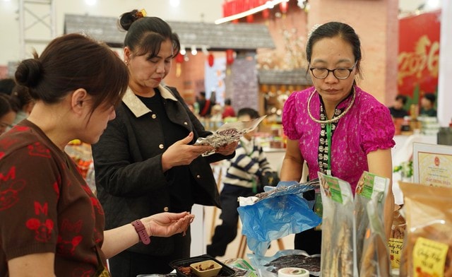 Gùi sản vật xuống phố quảng bá hương sắc vùng cao- Ảnh 2.