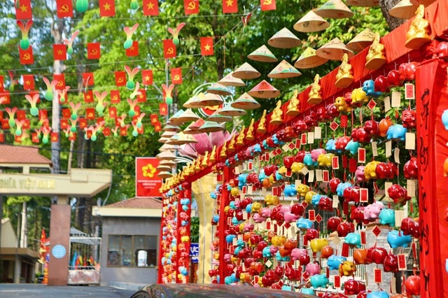 'Đường heo đất' rực rỡ sắc Xuân, điểm check-in độc đáo giữa lòng Thủ Dầu Một- Ảnh 3. 'Đường heo đất' rực rỡ sắc Xuân, điểm check-in độc đáo giữa lòng Thủ Dầu Một- Ảnh 3.