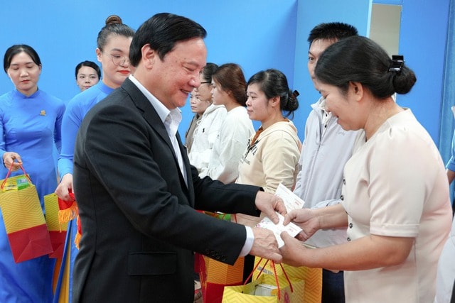 Phó Chủ tịch Quốc hội chúc Tết công nhân, người dân khó khăn ở Khánh Hòa- Ảnh 1.