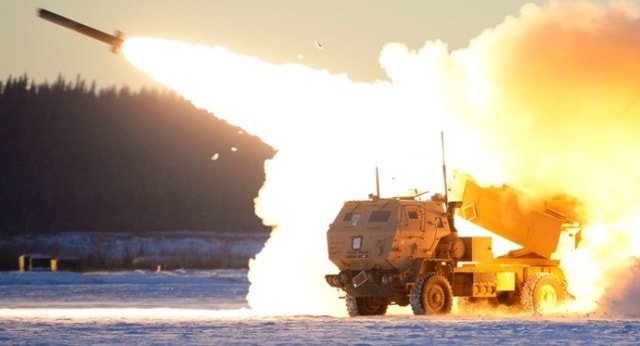 Mỹ triển khai hệ thống HIMARS tập trận bắn đạn thật cách biên giới Nga 50 km- Ảnh 1. Mỹ triển khai hệ thống HIMARS tập trận bắn đạn thật cách biên giới Nga 50 km- Ảnh 1.