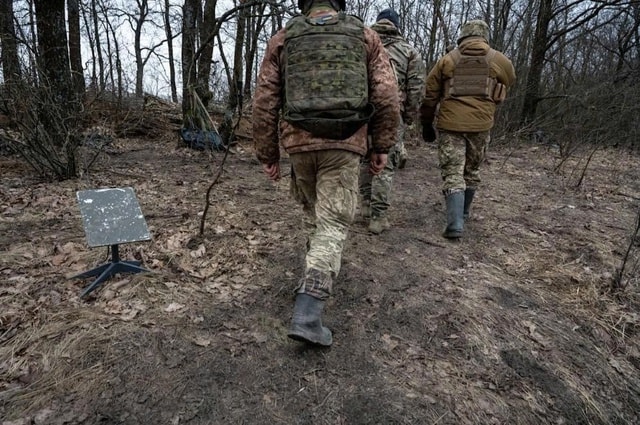 SpaceX 'cắt sóng' Starlink khiến Nga rối loạn trên tiền tuyến Ukraine- Ảnh 1. SpaceX 'cắt sóng' Starlink khiến Nga rối loạn trên tiền tuyến Ukraine- Ảnh 1.