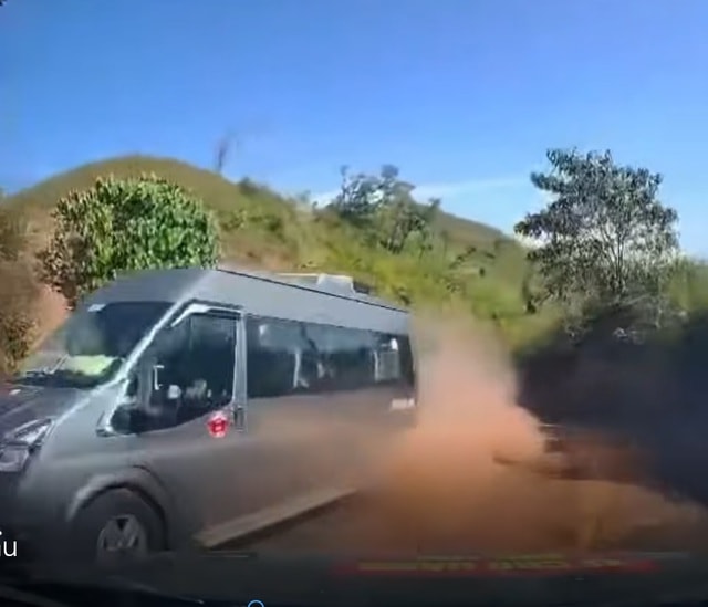 Video lái xe vượt ẩu, suýt xảy ra tai nạn trên đường đèo dốc ở Điện Biên- Ảnh 1. Video lái xe vượt ẩu, suýt xảy ra tai nạn trên đường đèo dốc ở Điện Biên- Ảnh 1.