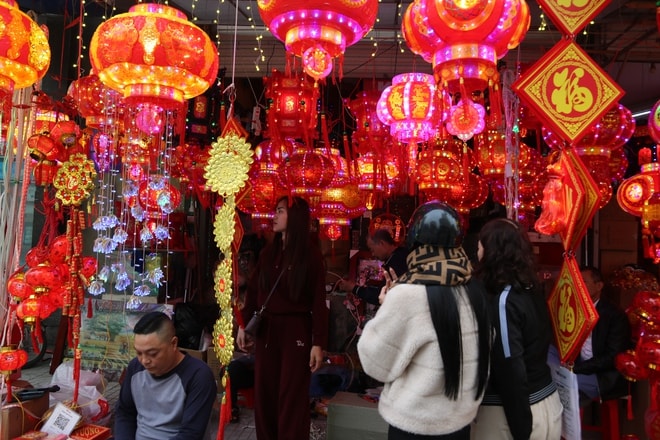 Vào mùa kinh doanh Tết, phố phụ kiện trang trí rực rỡ sắc màu- Ảnh 4. Vào mùa kinh doanh Tết, phố phụ kiện trang trí rực rỡ sắc màu- Ảnh 4.