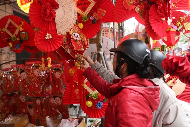 Vào mùa kinh doanh Tết, phố phụ kiện trang trí rực rỡ sắc màu- Ảnh 3. Vào mùa kinh doanh Tết, phố phụ kiện trang trí rực rỡ sắc màu- Ảnh 3.