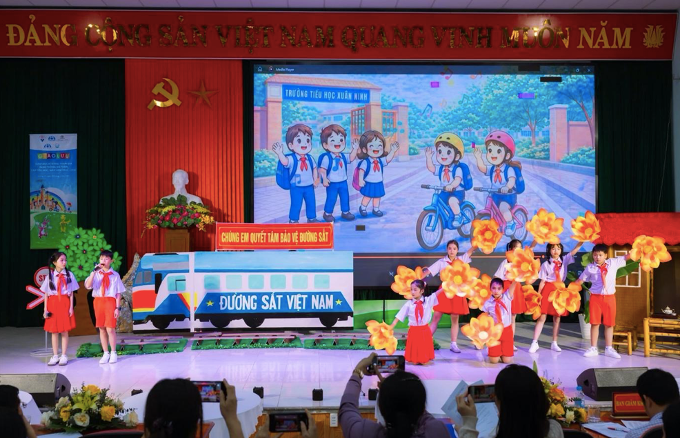 Các em học sinh tiểu học tham gia chương trình “Toyota cùng em học An toàn giao thông”.