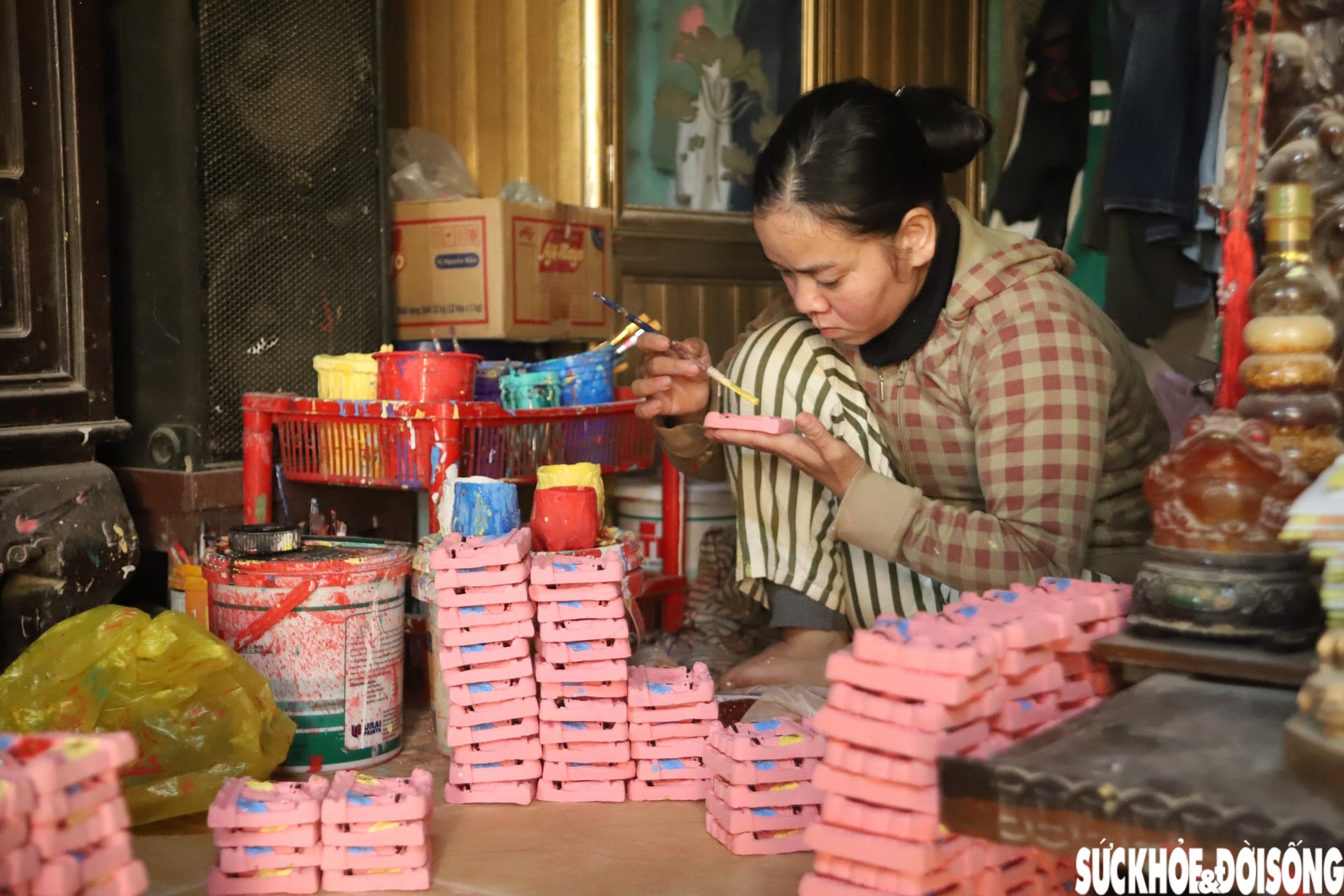 Người dân làng Địa Linh thức dậy từ sớm, quần quật cả ngày chạy hàng tượng ông Táo- Ảnh 4.