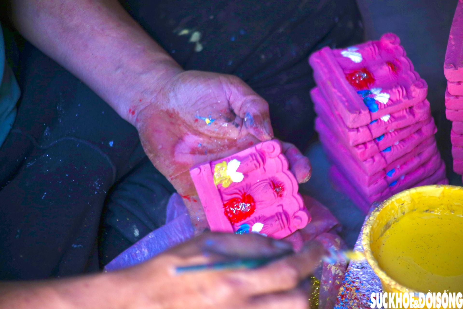 Người dân làng Địa Linh thức dậy từ sớm, quần quật cả ngày chạy hàng tượng ông Táo- Ảnh 5.