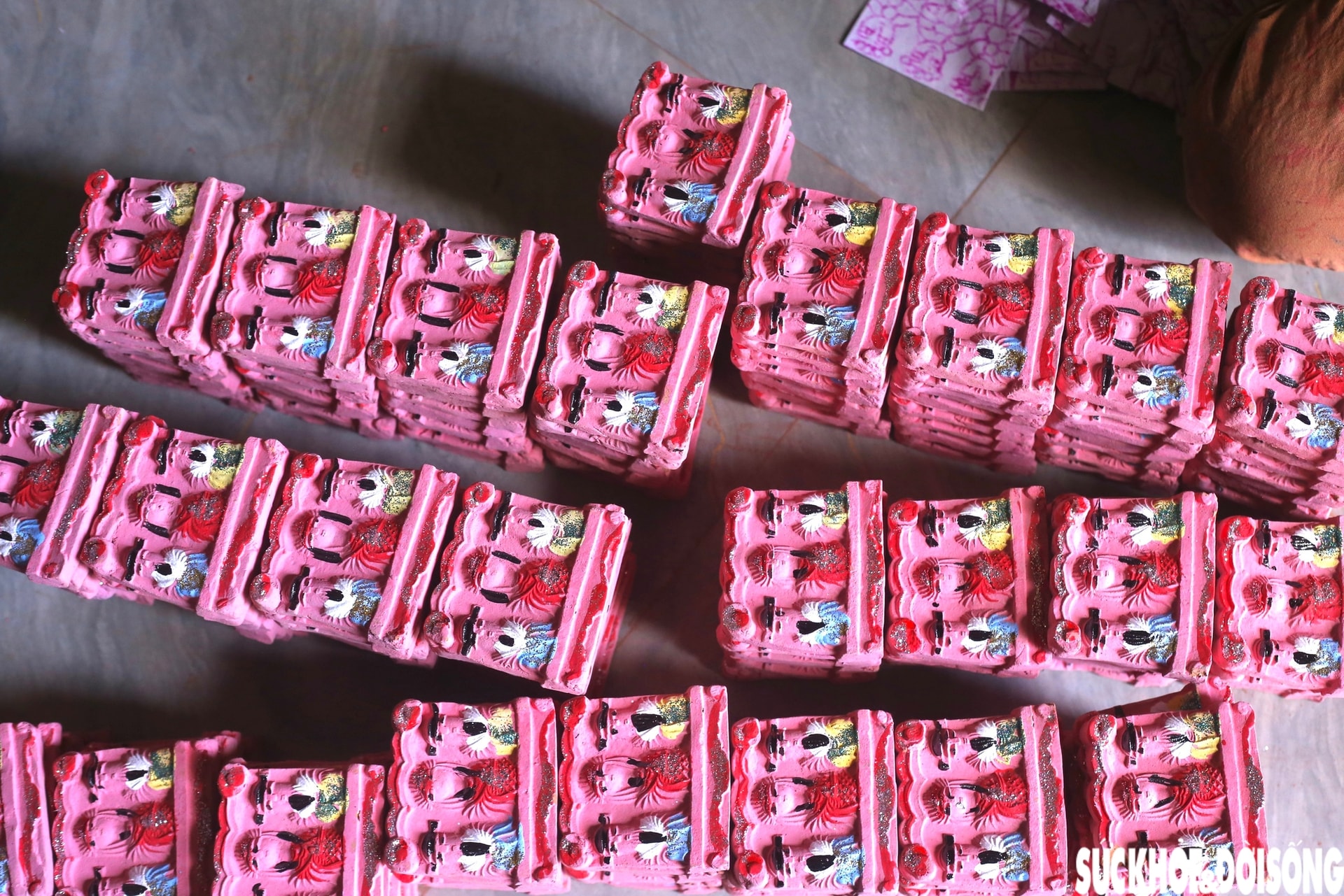 Người dân làng Địa Linh thức dậy từ sớm, quần quật cả ngày chạy hàng tượng ông Táo- Ảnh 8.