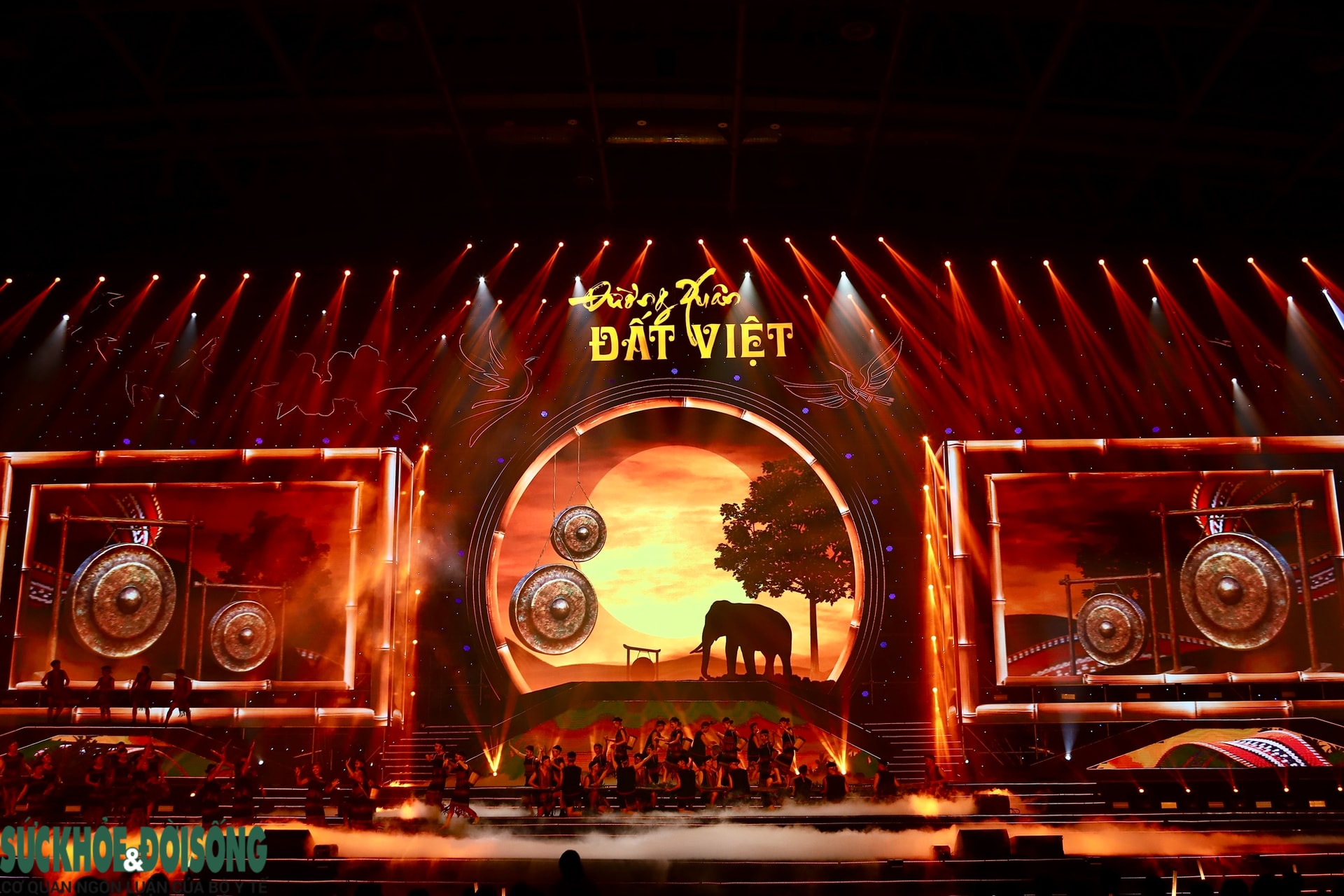 Khoảnh khắc ấn tượng trong đêm chính luận nghệ thuật 'Đường Xuân đất Việt 2026 - Hội tụ'- Ảnh 12.