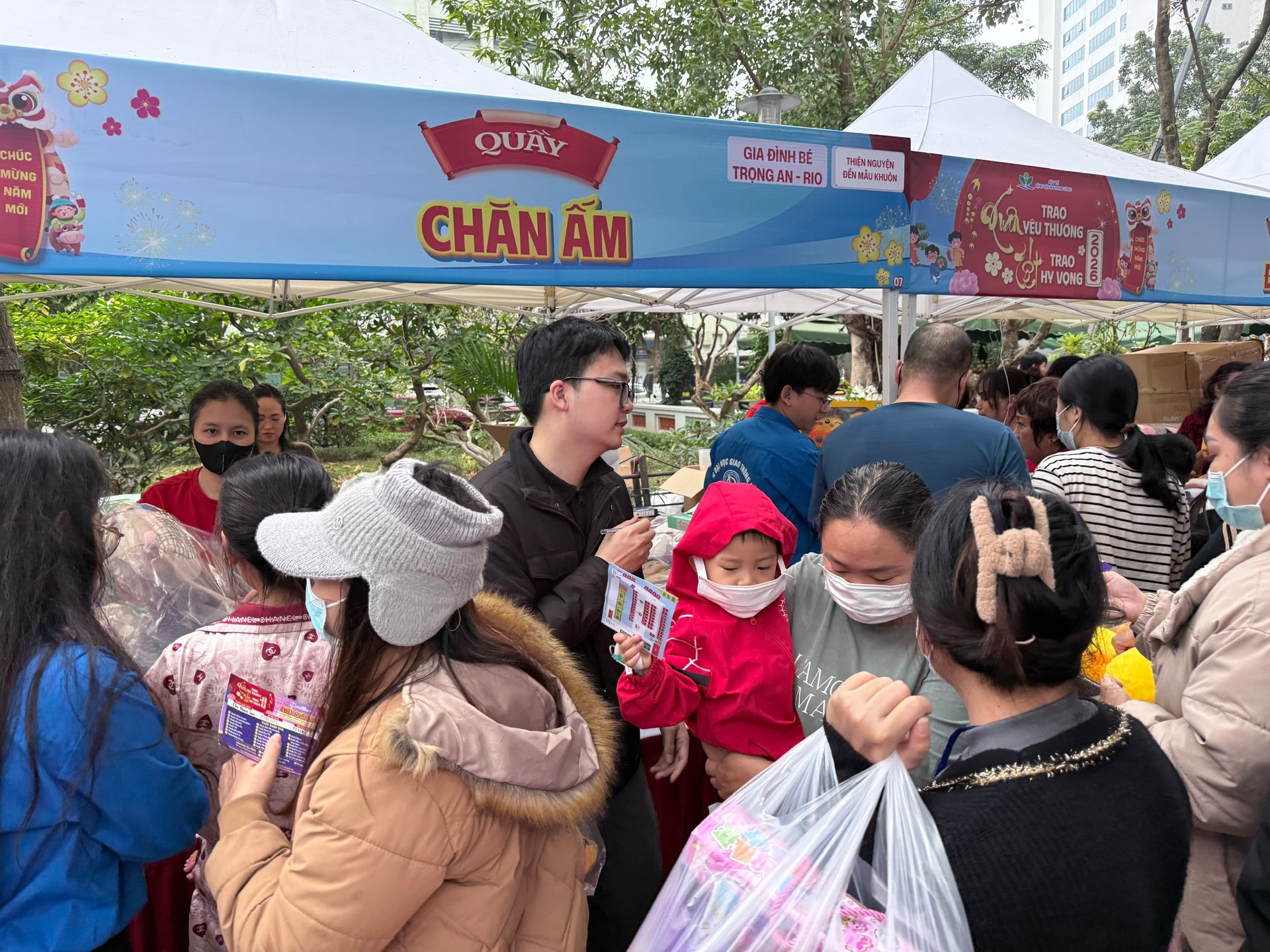 Trao quà Tết miễn phí cho 2.000 bệnh nhi- Ảnh 2.