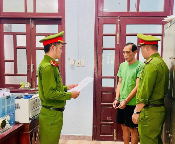 Bắt tạm giam người đàn ông mang hung khí đập phá nhà dân, náo loạn khu phố- Ảnh 2. Bắt tạm giam người đàn ông mang hung khí đập phá nhà dân, náo loạn khu phố- Ảnh 2.