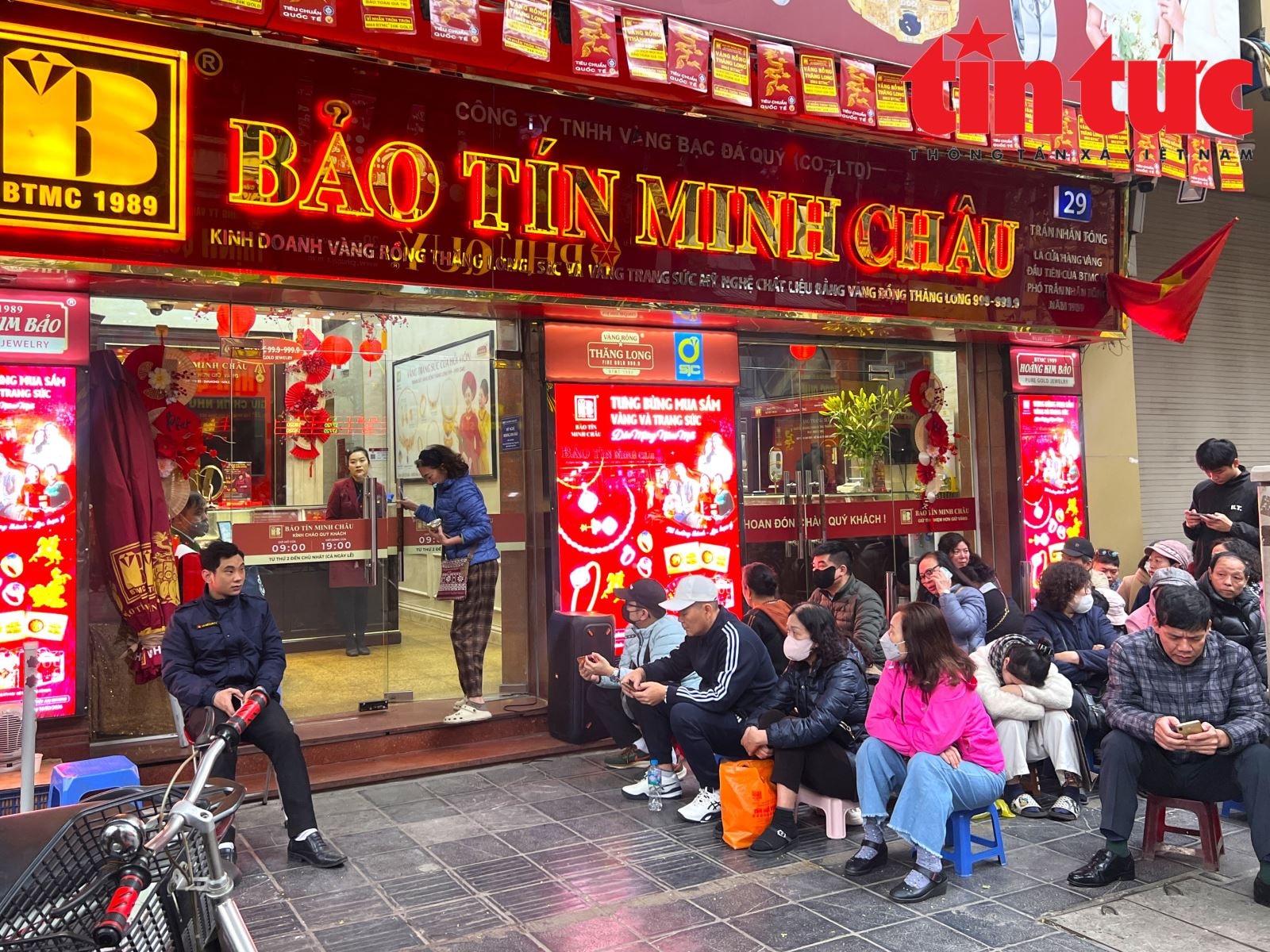 Giá vàng tăng giảm khó lường, chuyên gia cảnh báo rủi ro mua 'vàng giấy'- Ảnh 2.