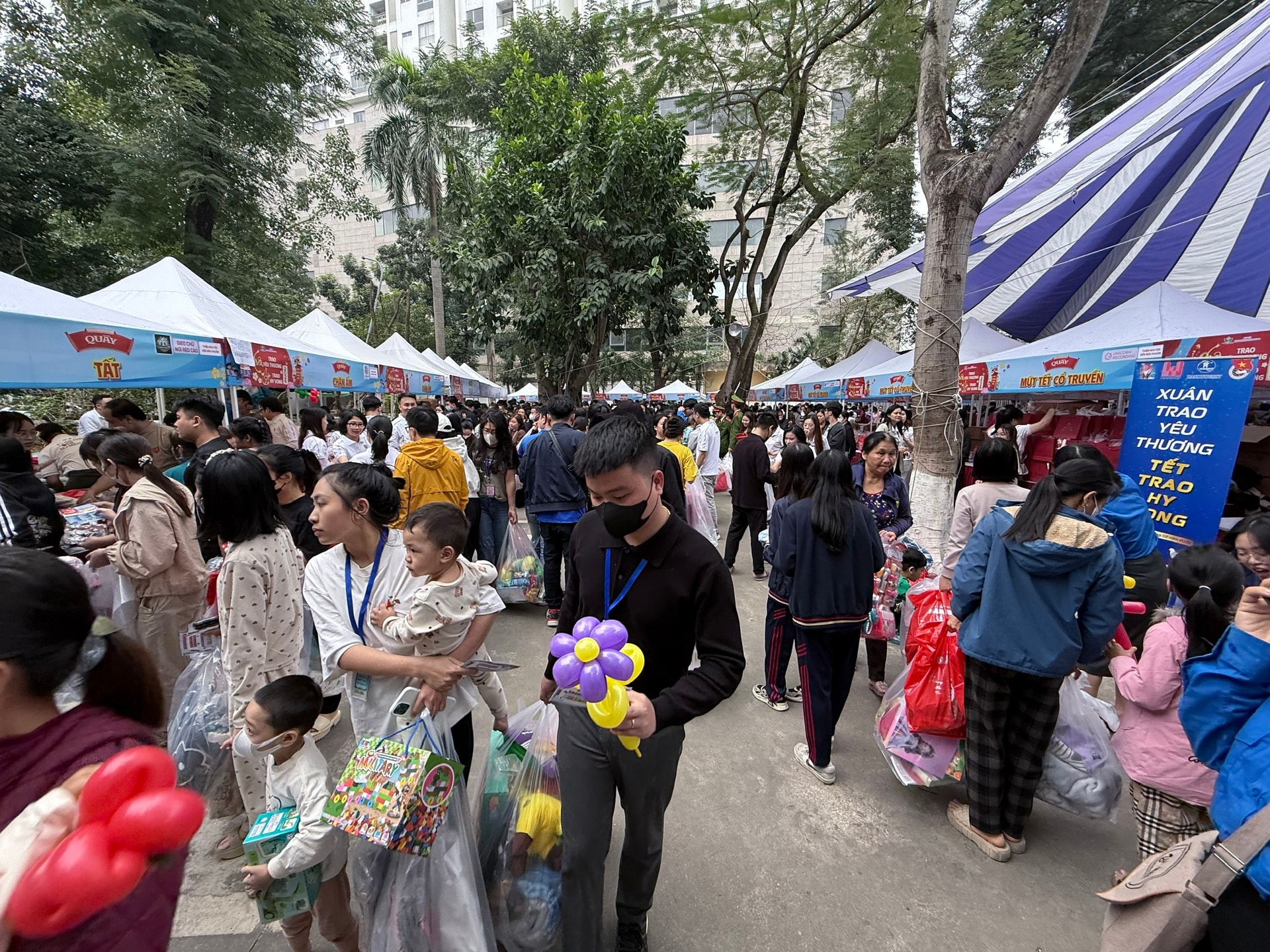 Trao quà Tết miễn phí cho 2.000 bệnh nhi- Ảnh 6.