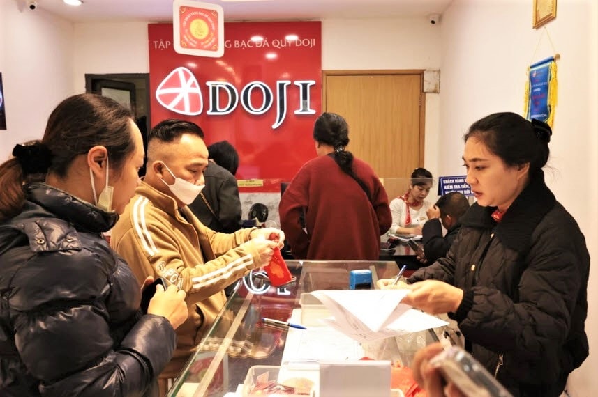 Giá vàng tăng giảm khó lường, chuyên gia cảnh báo rủi ro mua 'vàng giấy'- Ảnh 1.