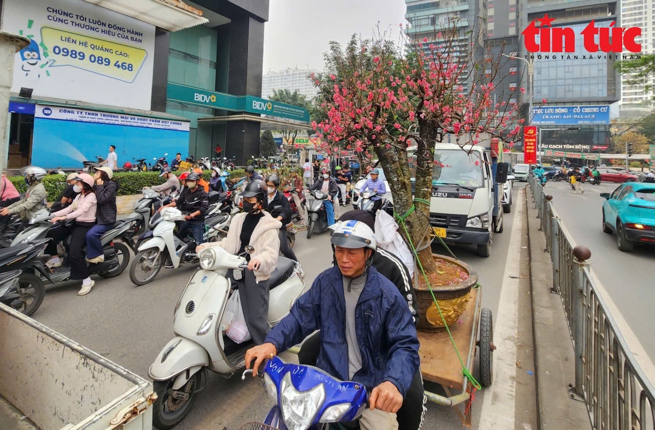 Người Hà Nội chật vật với cảnh ùn tắc 'thâu đêm, suốt sáng' ngày cận Tết Nguyên đán- Ảnh 1.