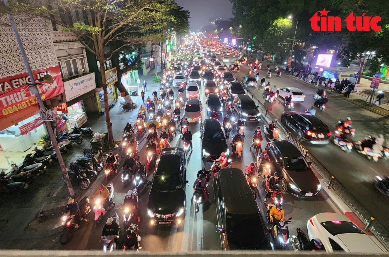 Người Hà Nội chật vật với cảnh ùn tắc 'thâu đêm, suốt sáng' ngày cận Tết Nguyên đán- Ảnh 9.