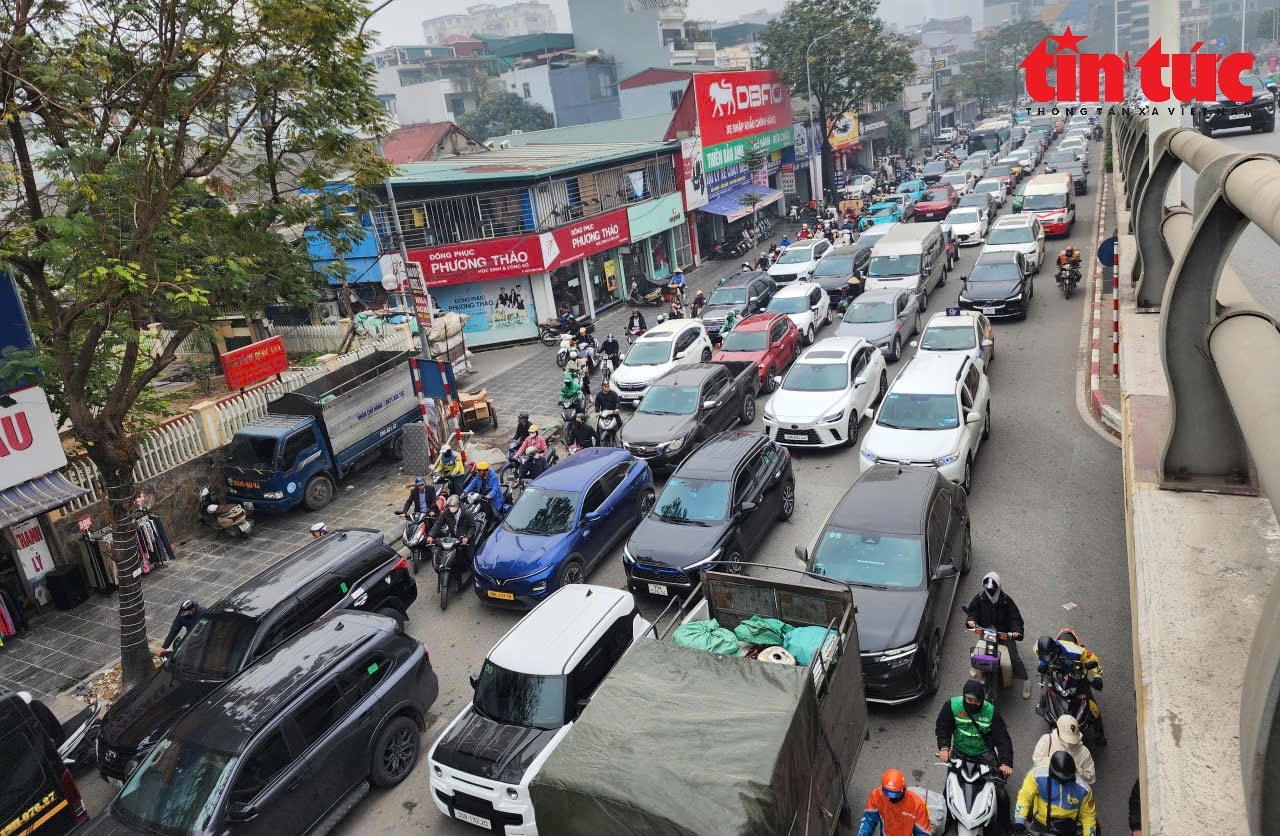 Người Hà Nội chật vật với cảnh ùn tắc 'thâu đêm, suốt sáng' ngày cận Tết Nguyên đán- Ảnh 2.