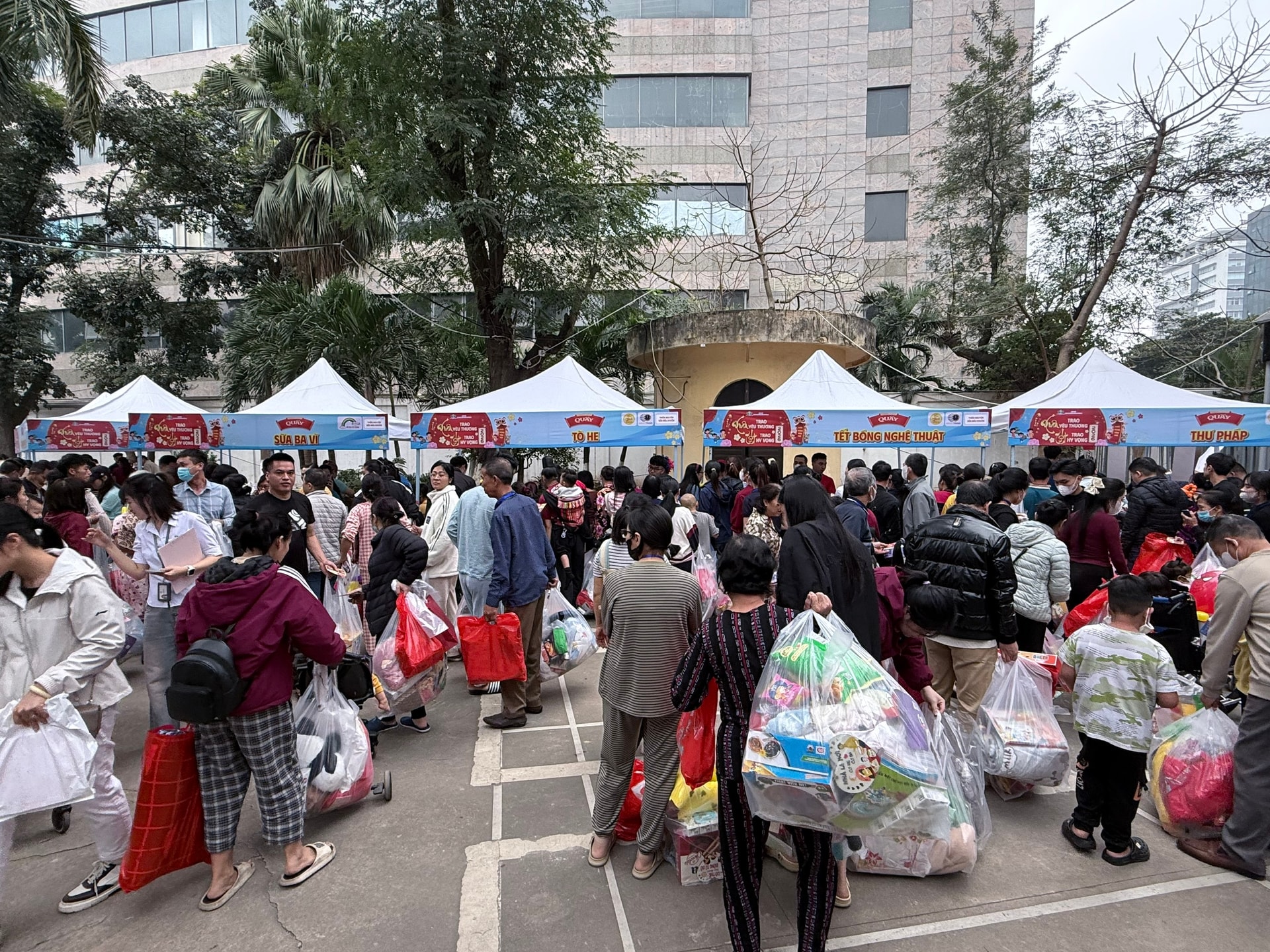 Trao quà Tết miễn phí cho 2.000 bệnh nhi- Ảnh 5.